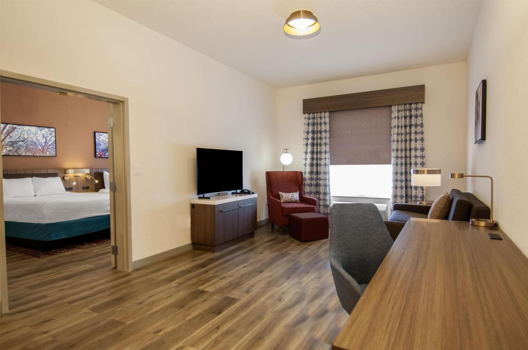 One-Bedroom Suite Two Queen Beds Jetted Bath Tub Sofa Bed,1688814524:JPEG